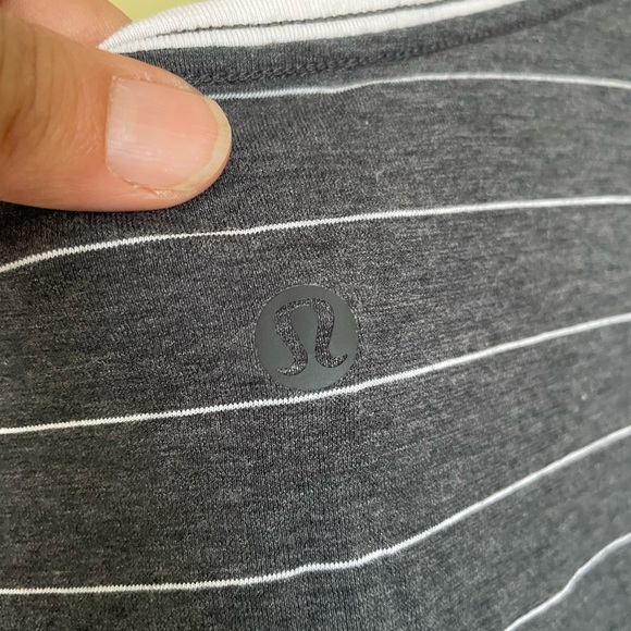 🎅🏻lululemon Charcoal and White Striped Tee Sz M - Picture 3 of 3